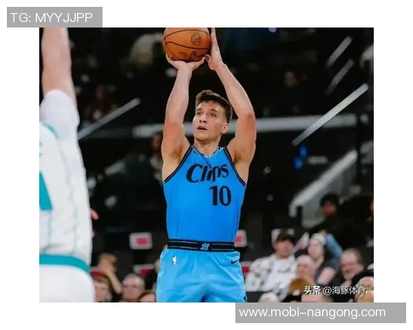 博格丹分享战胜灰熊的秘诀:拉开空间与精准阅读比赛局势的重要性